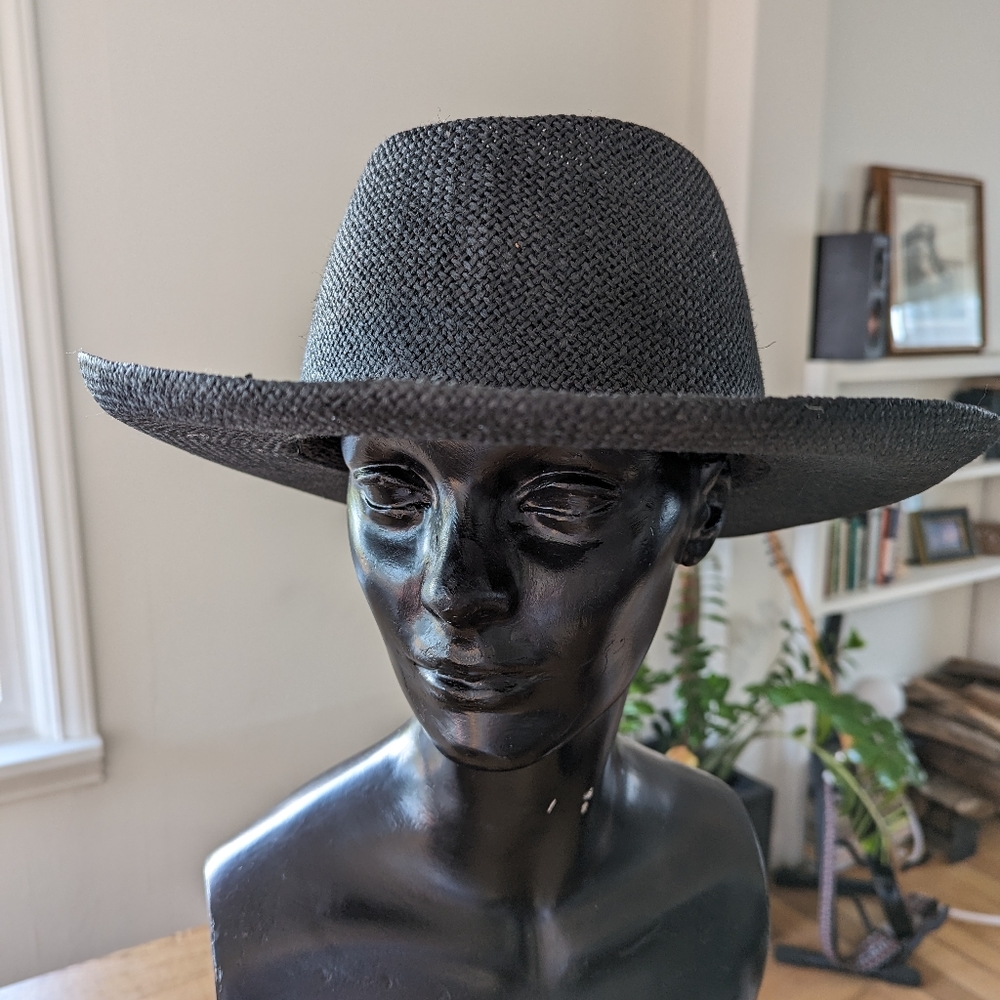 Summer straw black hat with knit interior headband